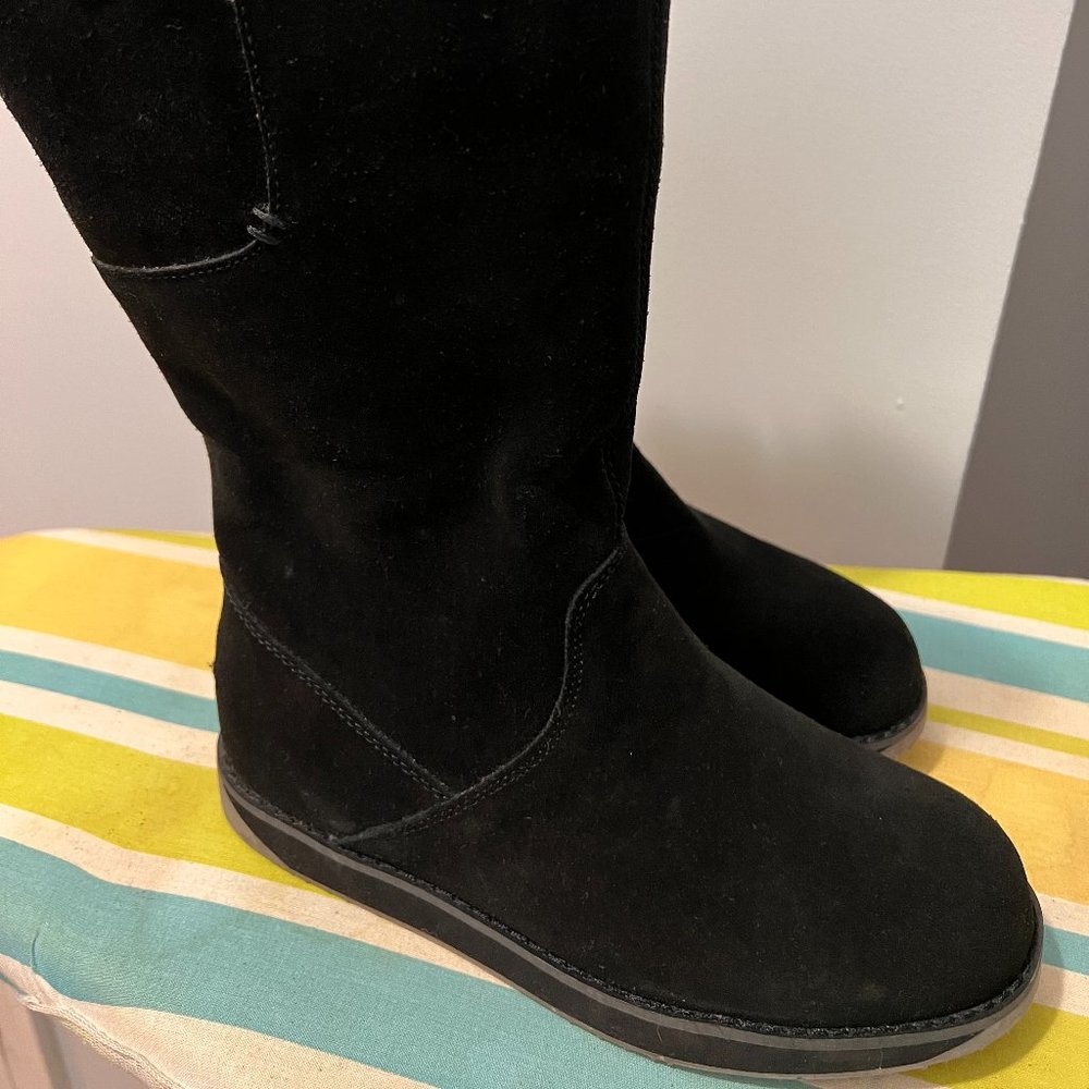 EMU size 6 black boot NWOT